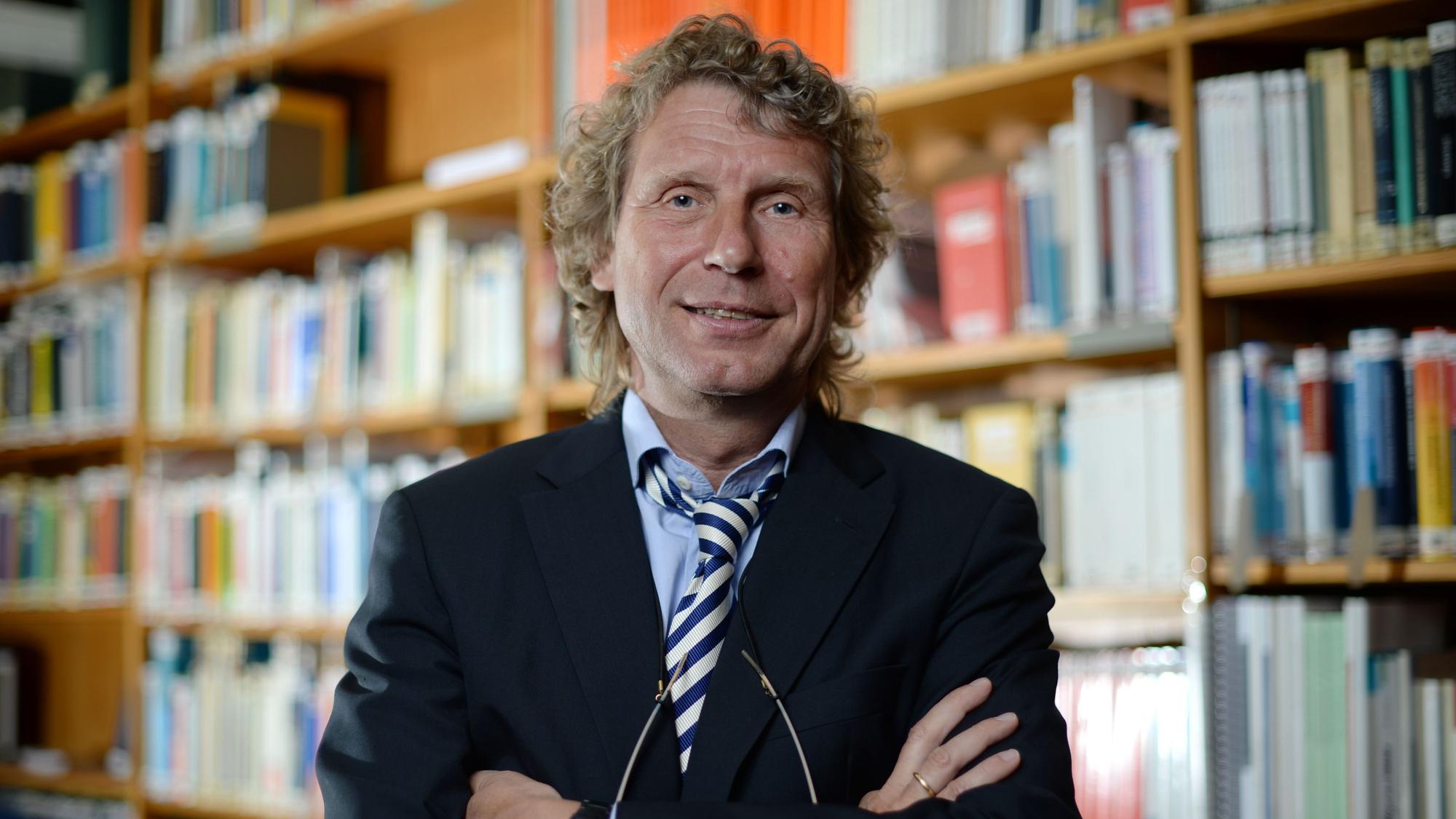 ARCHIV - Der Freiburger Finanzwissenschaftler Bernd Raffelhüschen posiert am 09.01.2014 in Freiburg (Baden-Württemberg).