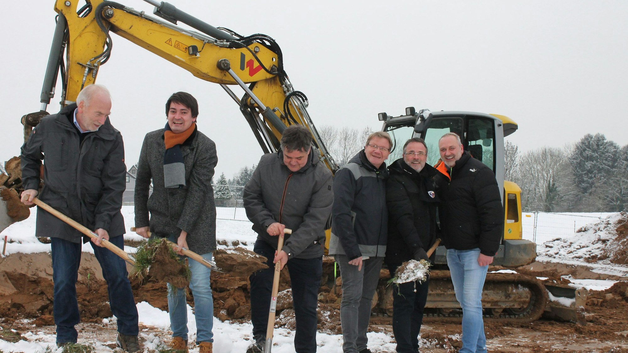Karl-Friedrich Linder, Bürgermeister Mario Dahm, Dr. Willi Fuchs sowie das Dreigestirn Jungfrau Dieta, Prinz Gerd und Bauer Udo (v.l. ) griffen trotz Wintereinbruch zu den Spaten.