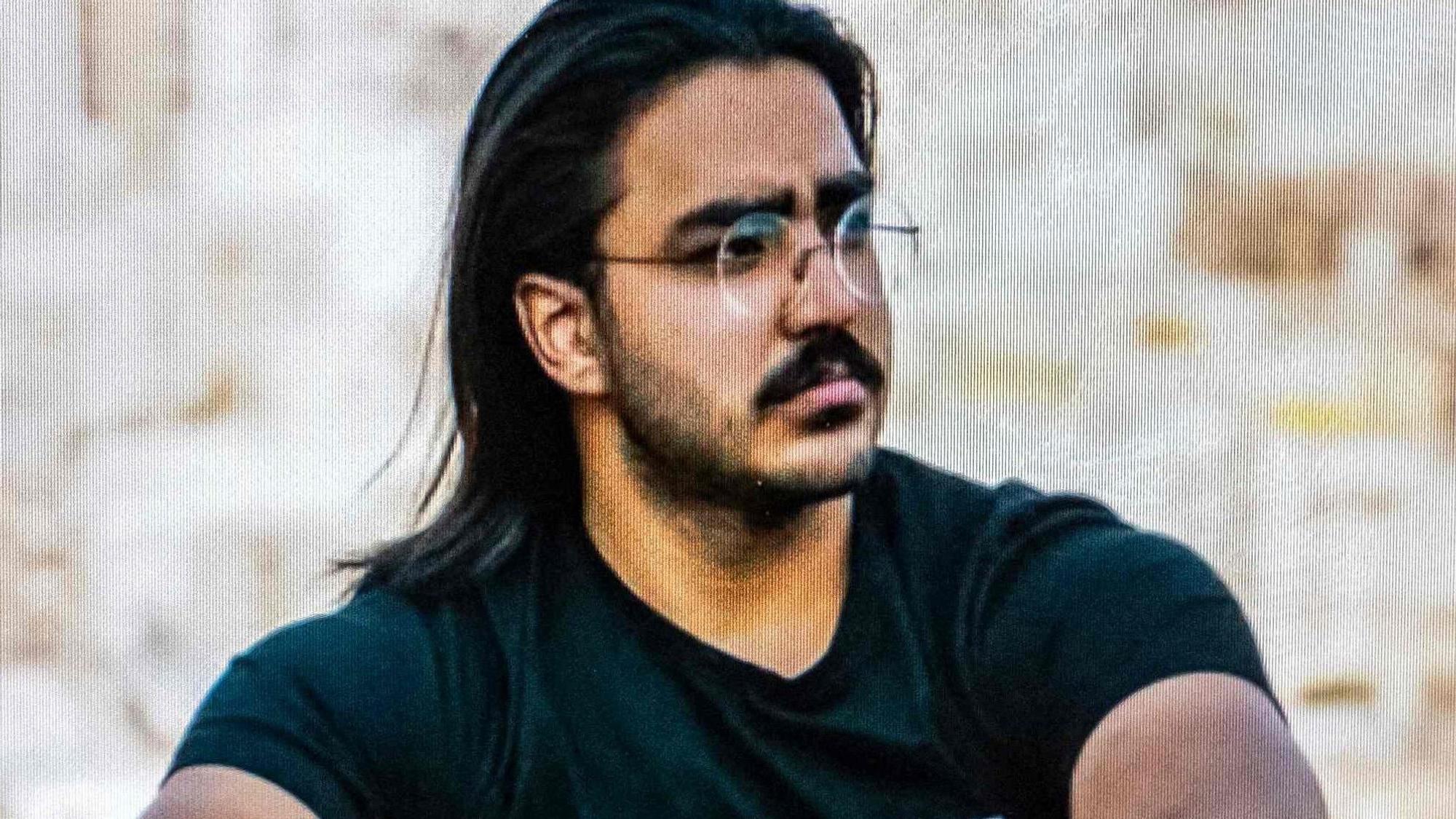 Ein Handybildschirm zeigt ein Bild von Madschid-Resa Rahnavard. Der 23-Jährige wurde am Montag im Iran hingerichtet.