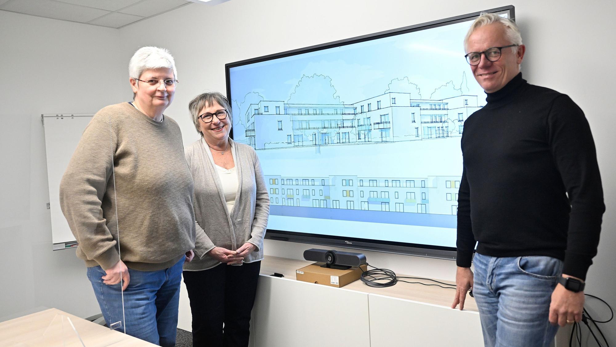 Vor einem Bildschirm stehen RBS-Chefin Sabine Merschjohann (l.), Dorothea Corts und Michael Berzbach.