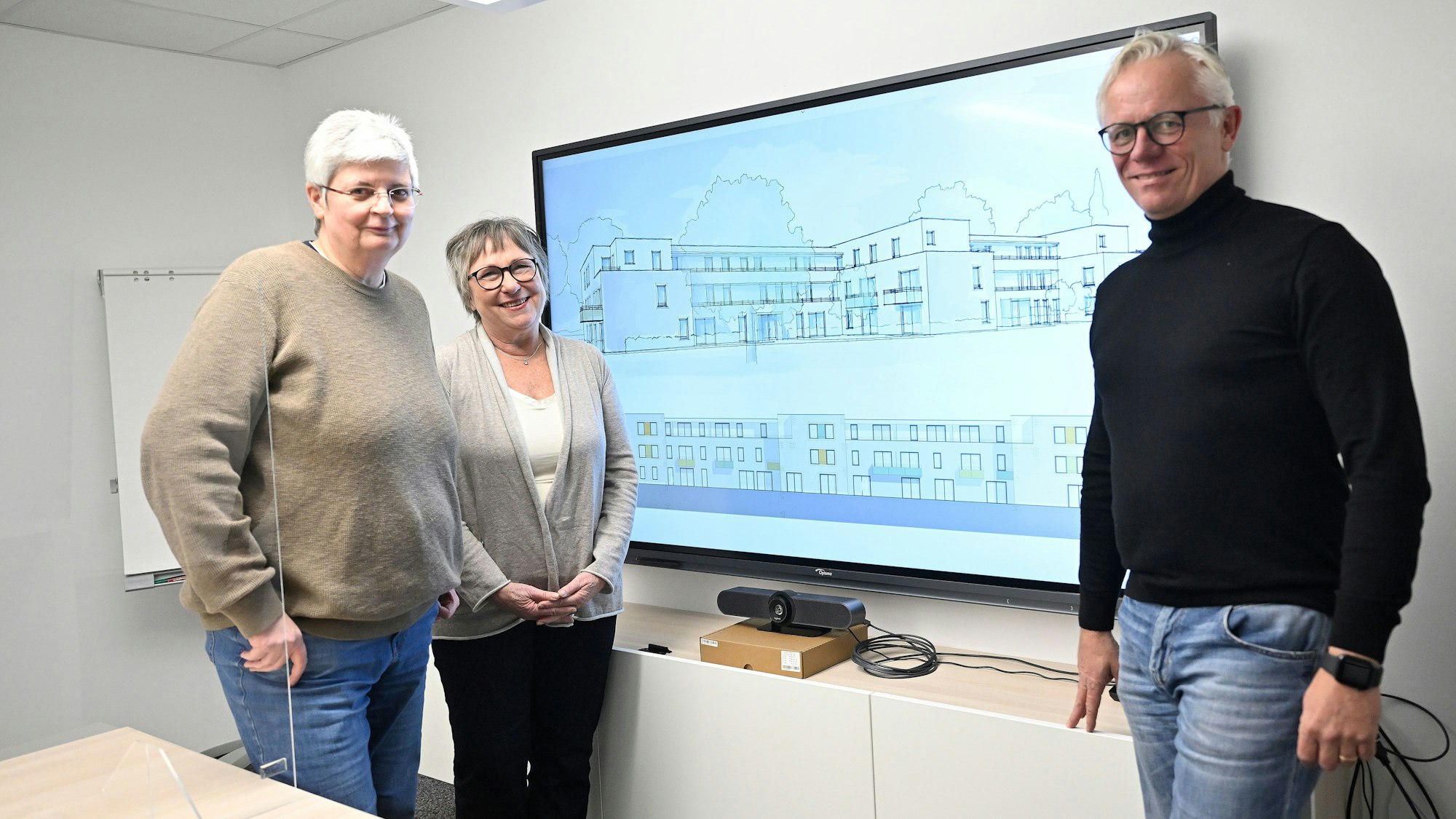 Vor einem Bildschirm stehen RBS-Chefin Sabine Merschjohann (l.), Dorothea Corts und Michael Berzbach.