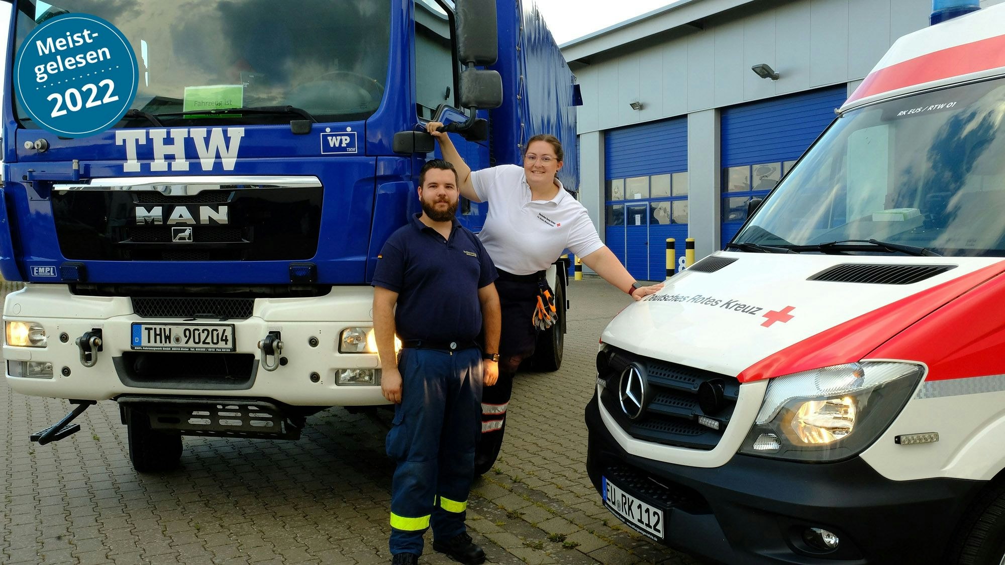 Saskia König und Niklas Rose vor ihren Einsatzfahrzeugen