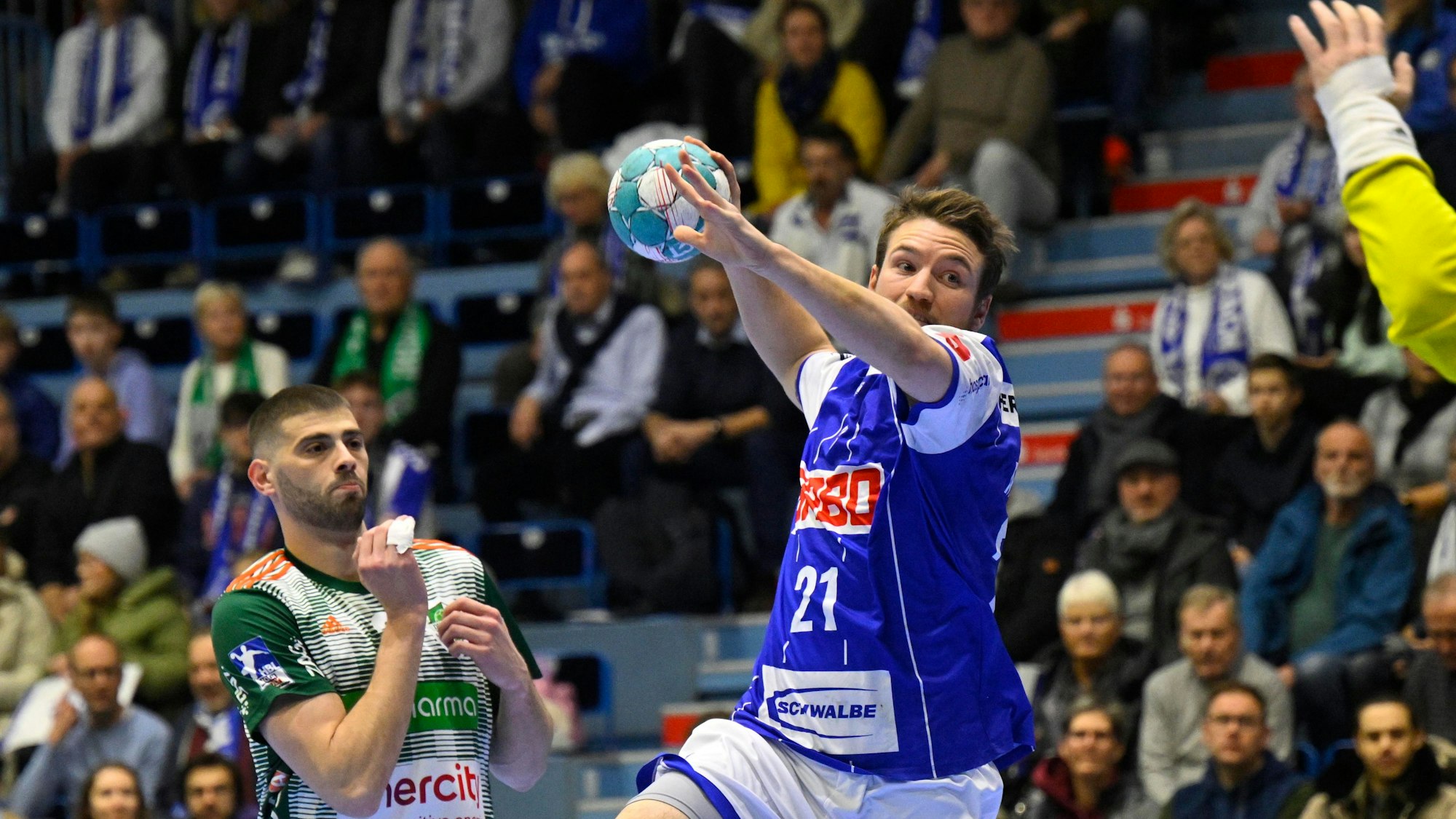 VfL-Spieler Dominik Mappes hebt zum mit dem Ball in der Hand zum Wurf auf das Tor ab.