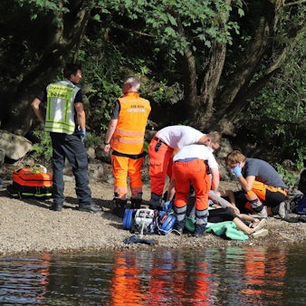Rettungseinsatz am Ufer der Sieg