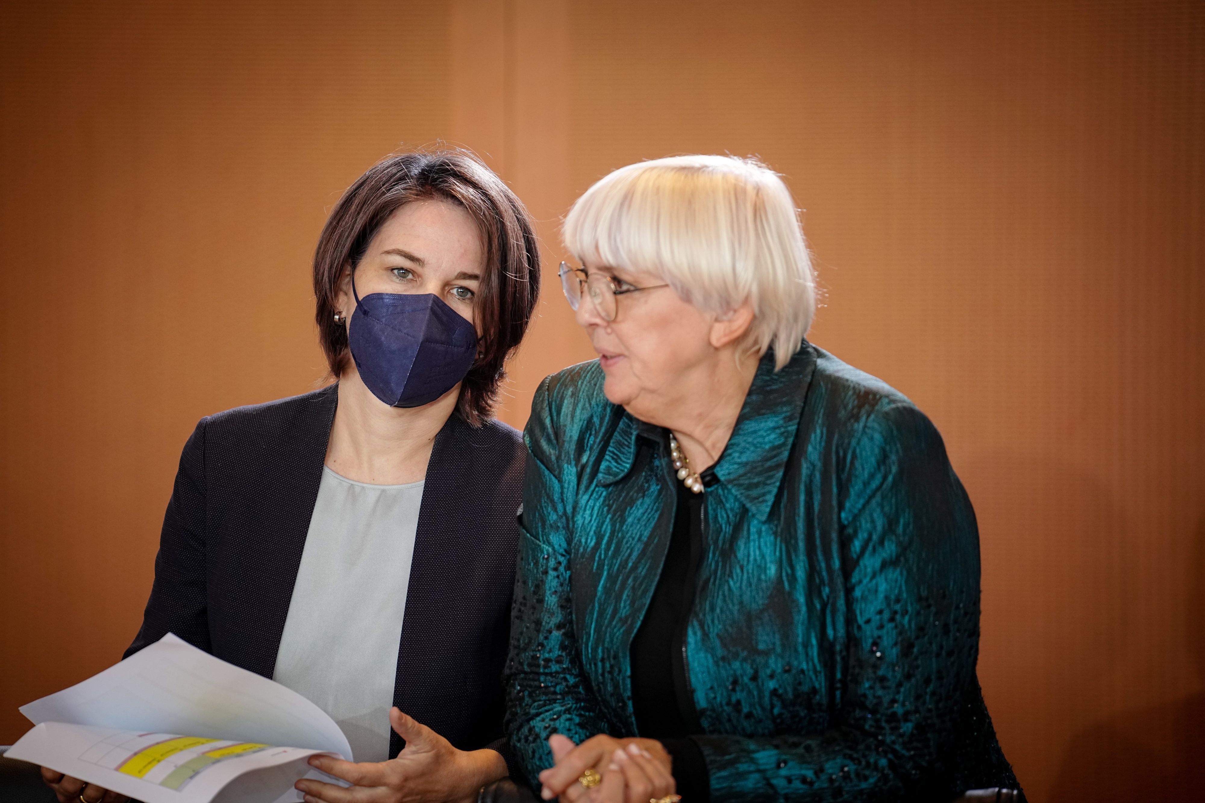 Claudia Roth (r, Bündnis 90/Die Grünen), Kulturstaatsministerin, und Annalena Baerbock (Bündnis 90/Die Grünen), Außenministerin, nehmen an der Sitzung des Bundeskabinetts im Bundeskanzleramt teil.