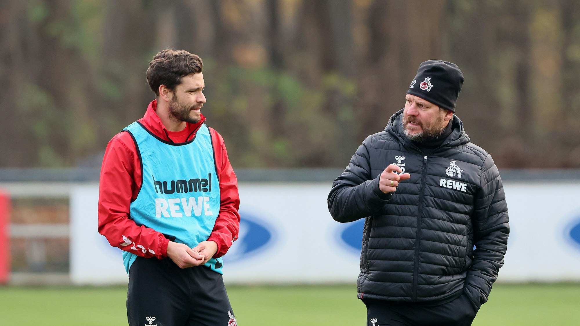 1. FC Köln, Training, Gespräch nach dem Training, von links: Jonas Hector, Steffen Baumgart (1. FC Köln).