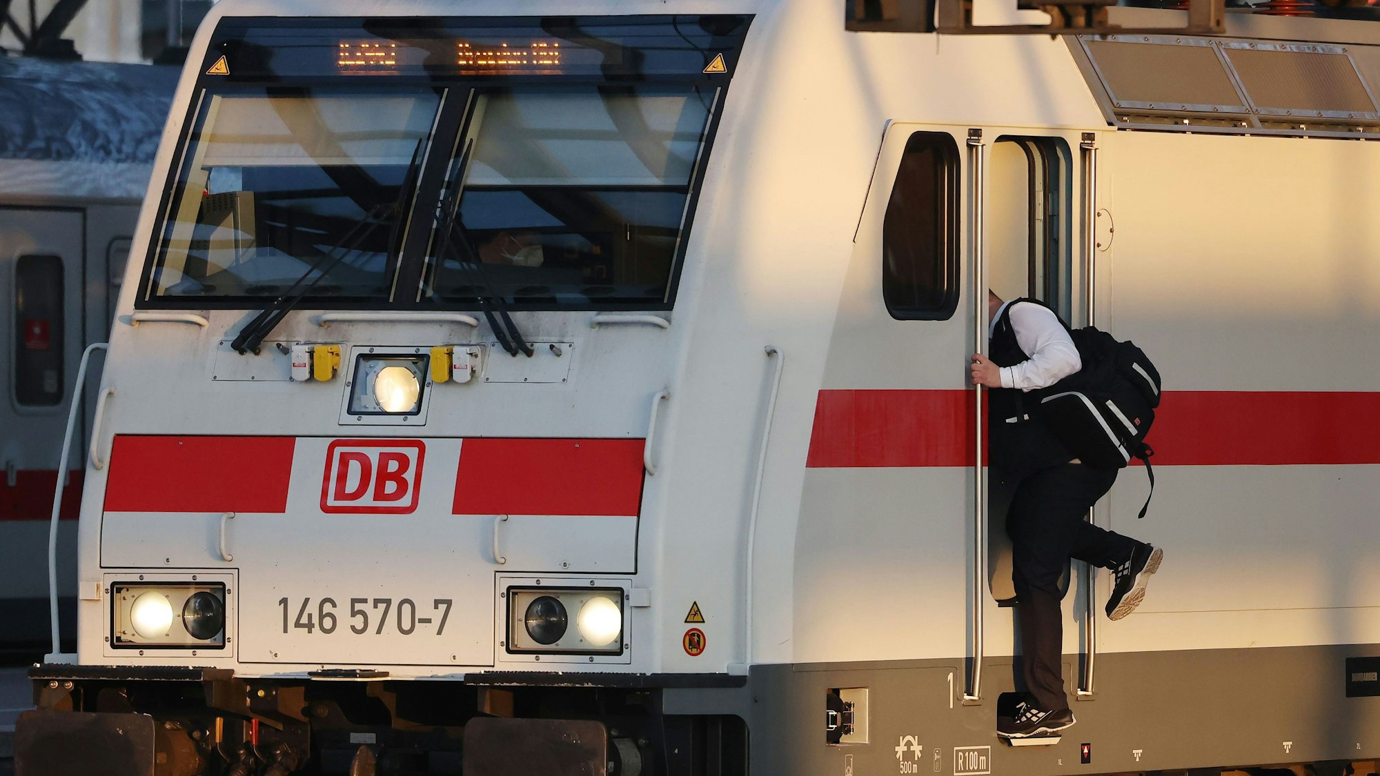 Ein Lokführer steigt in einen Triebwagen.
