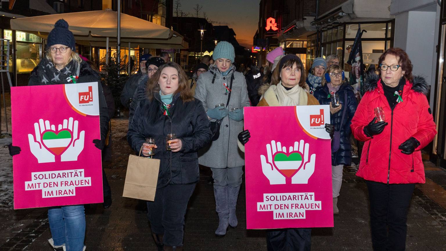 In Meckenheim haben Demonstranten mit einem Schweigemarsch ihre Solidarität mit den Frauen im Iran zum Ausdruck gebracht.