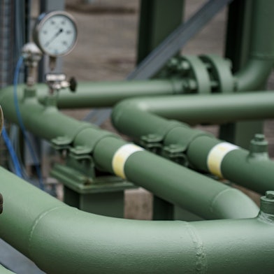 Messinsturmente zeigen den Leitungsdruck von Rohrleitungen eines Gaspeichers an.