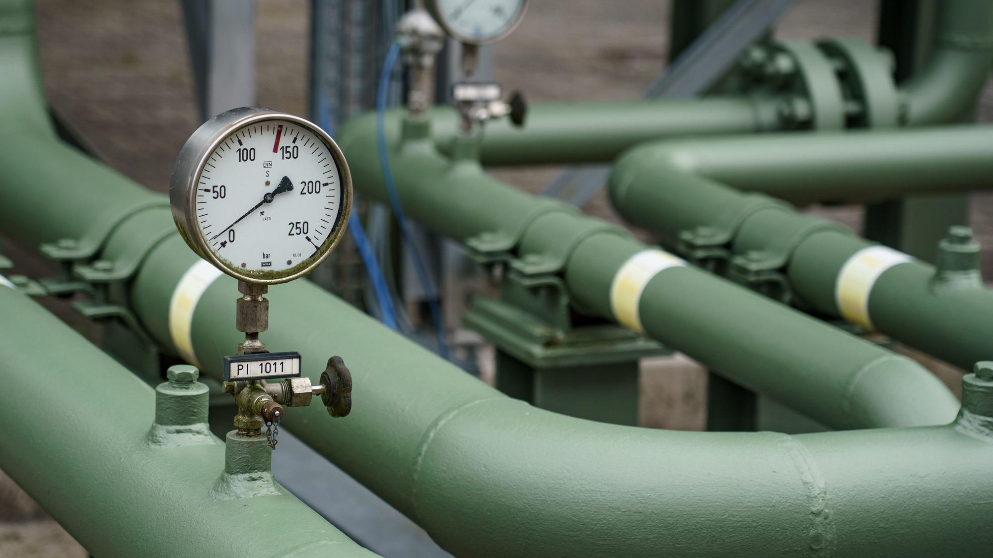 Messinsturmente zeigen den Leitungsdruck von Rohrleitungen eines Gaspeichers an.
