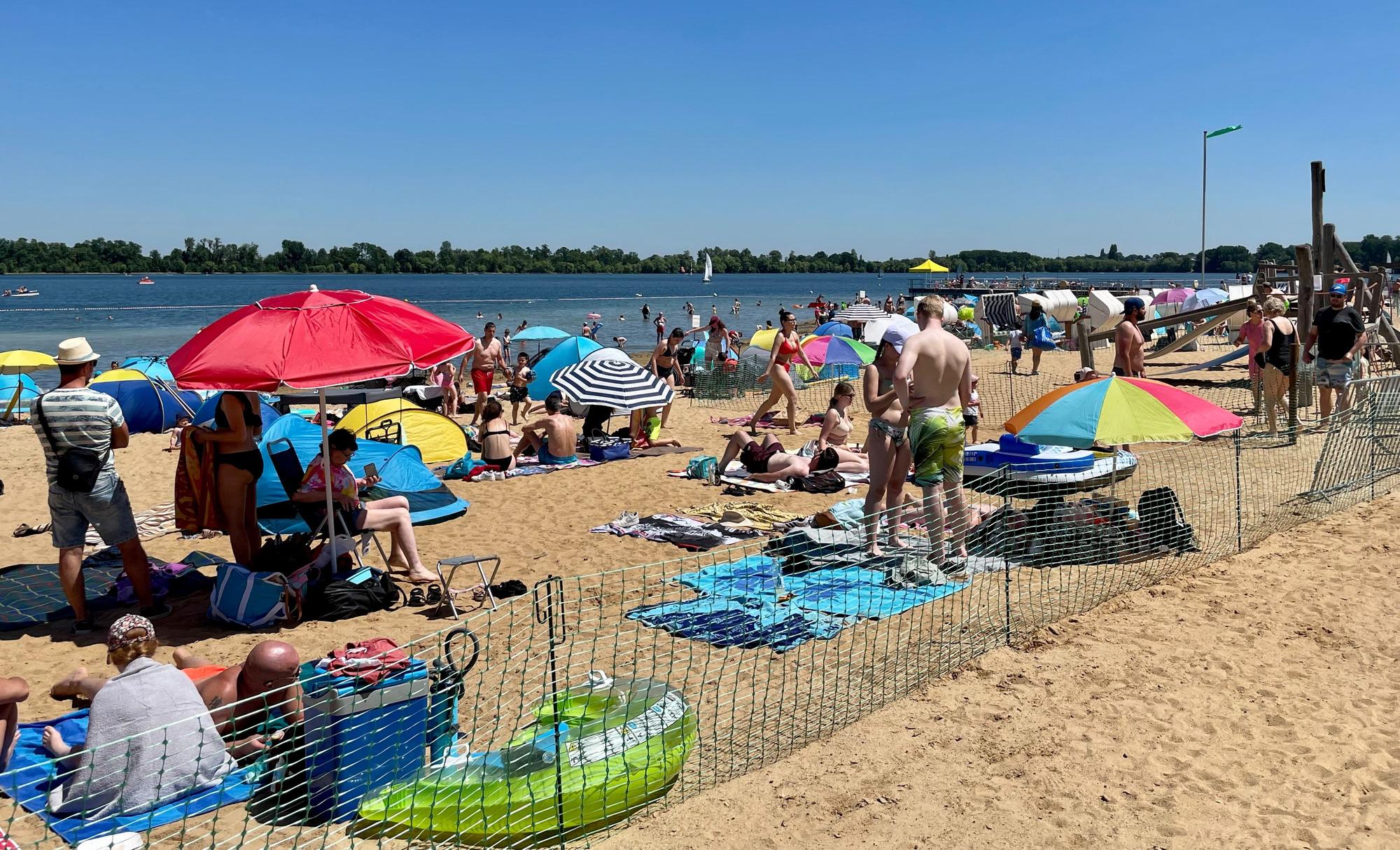 Der Sandstrand am Zülpicher Badesee im Sommer