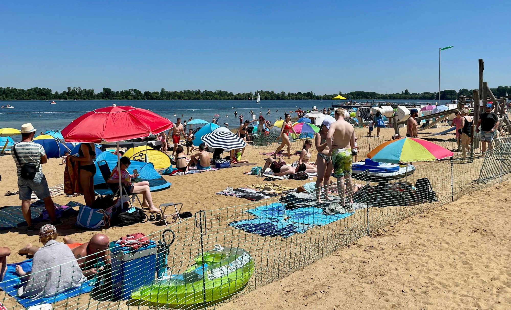 Der Sandstrand am Zülpicher Badesee im Sommer