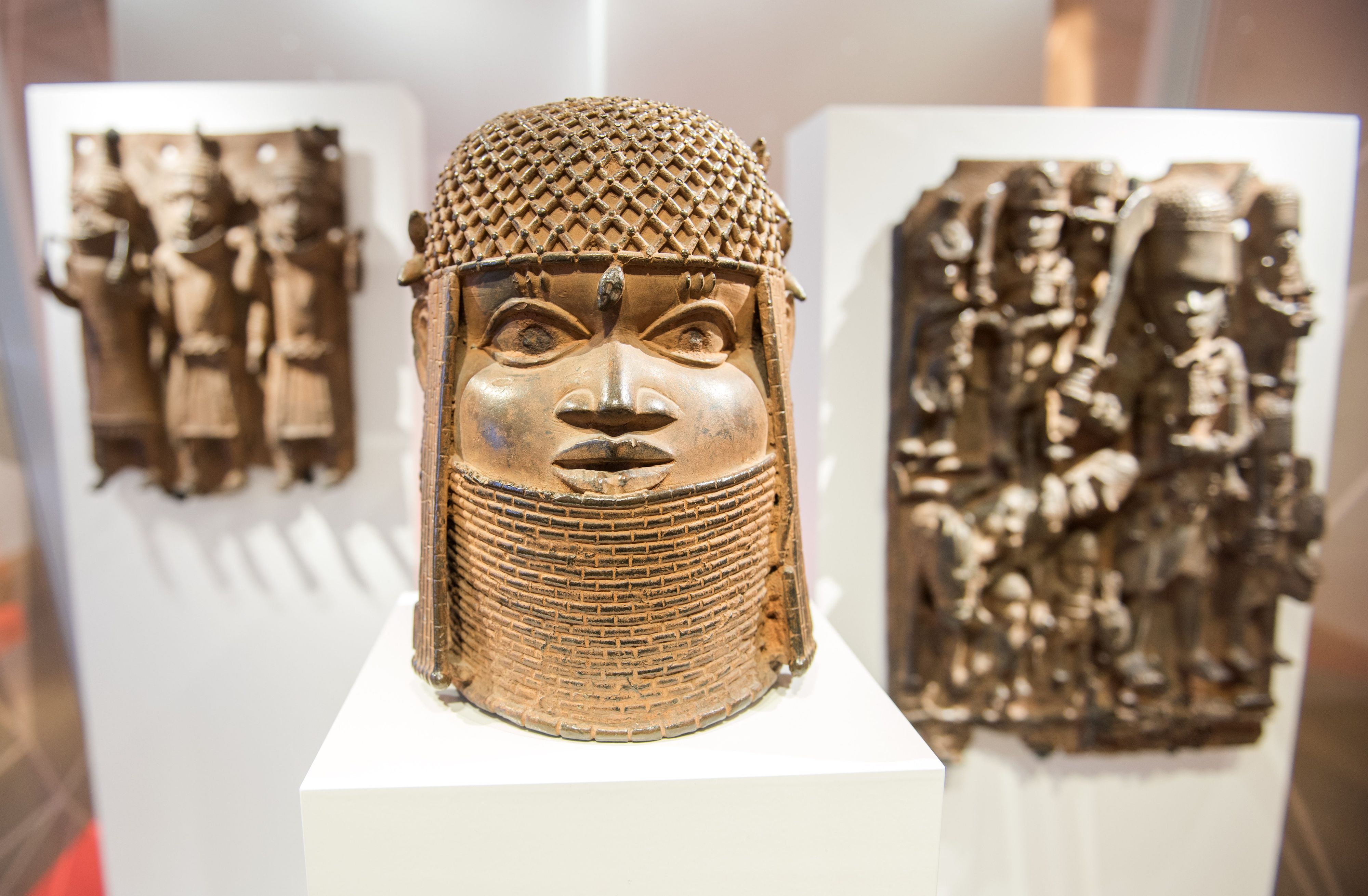Drei Raubkunst-Bronzen aus dem Benin in Westafrika sind im Hamburger Museum für Kunst und Gewerbe in einer Vitrine ausgestellt.