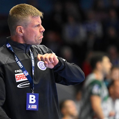 Der Trainer des VfL Gummersbach, Gudjon Valur Sigurdsson, gestikuliert.