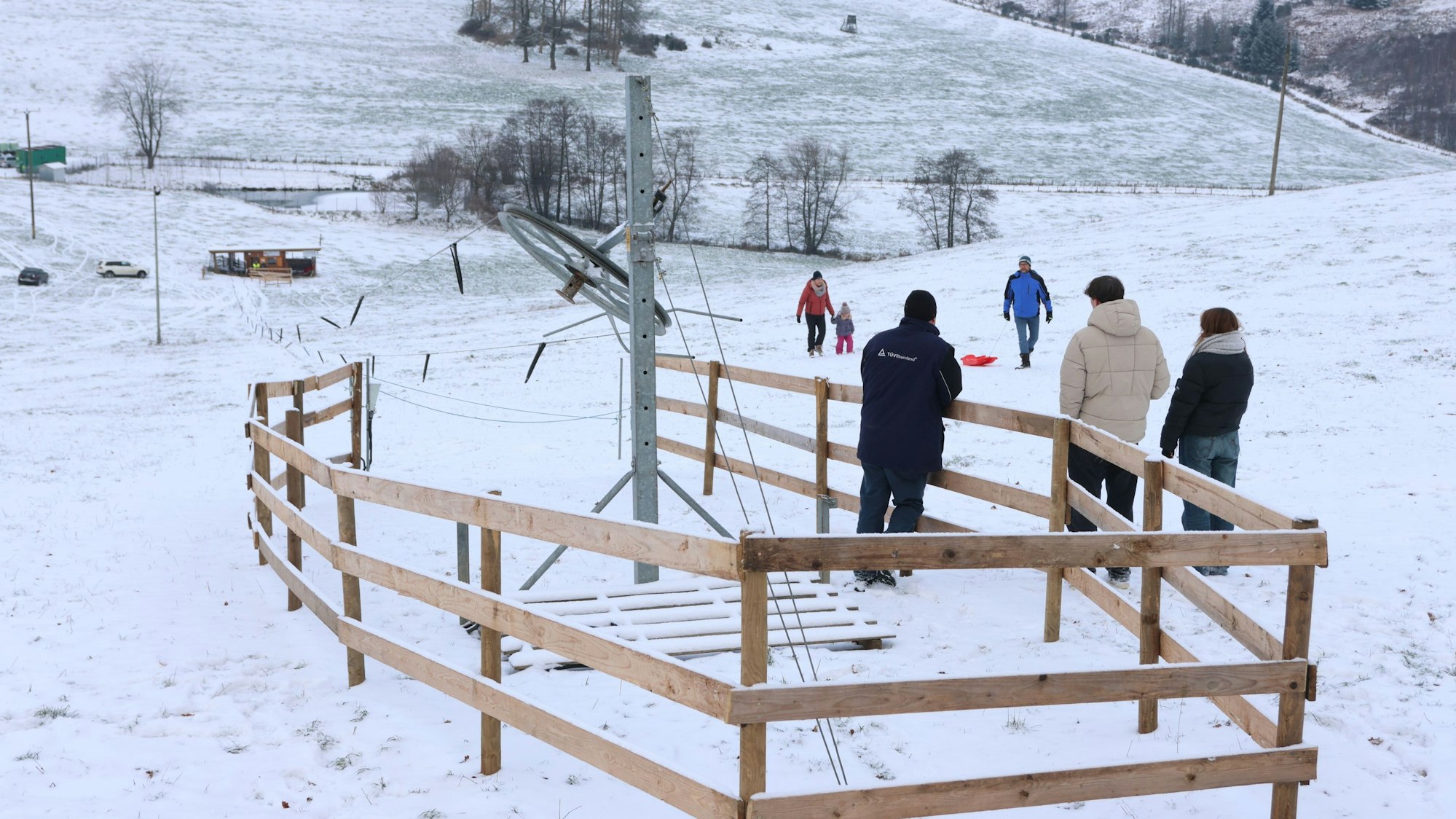 TÜV-Prüfer Matthias Schmidt steht in Eckenhagen-Blockhaus am frisch montierten Schlepplift und prüft die Sicherheit.