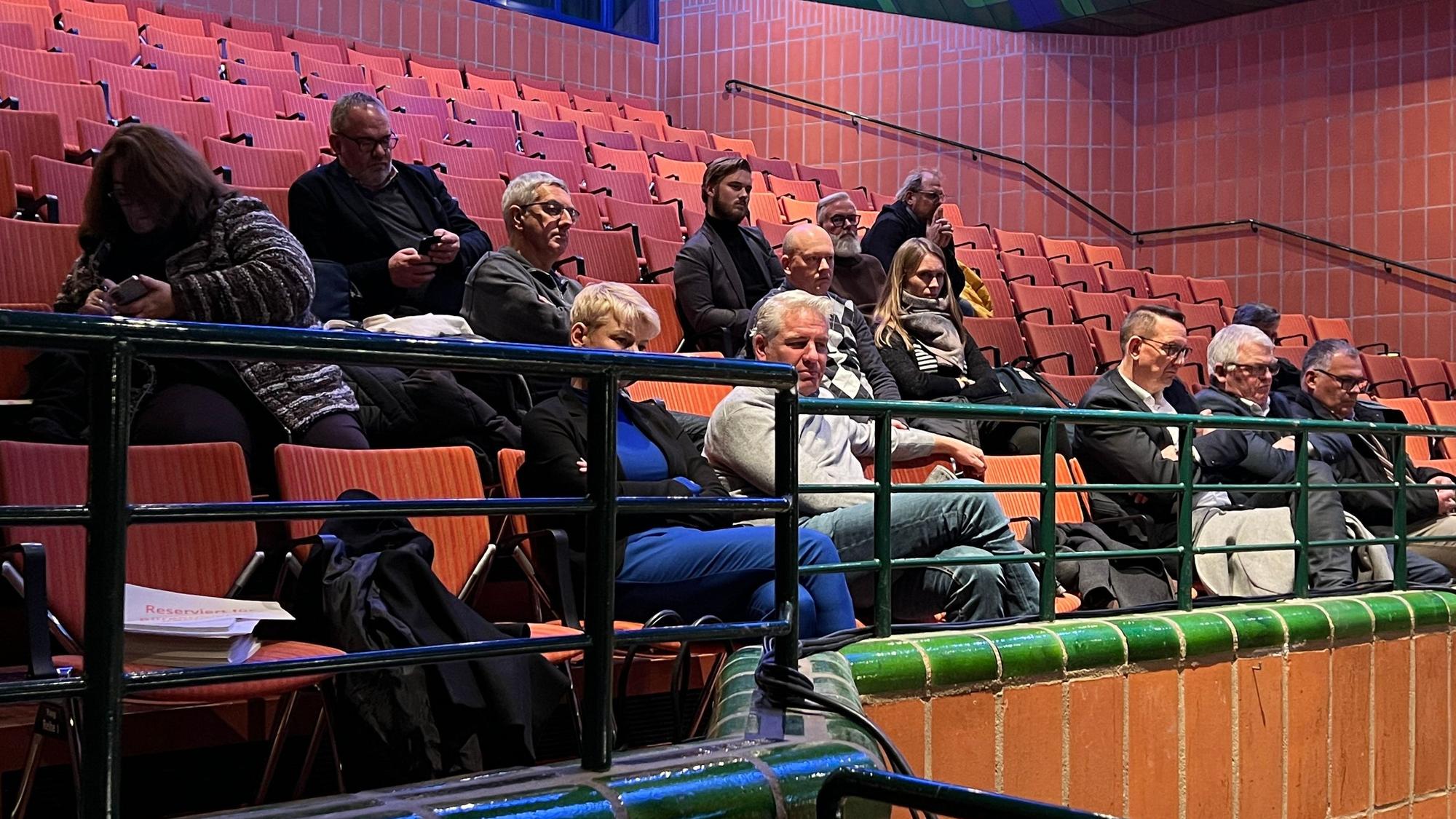 Der Kreistag Rhein-Berg hat zwar am 15.12.22 Etat und Stellenplan verabschiedet Mehrere BürgerInnenmeisterInnen verfolgten die Debatte von der Zuschauertribüne aus.