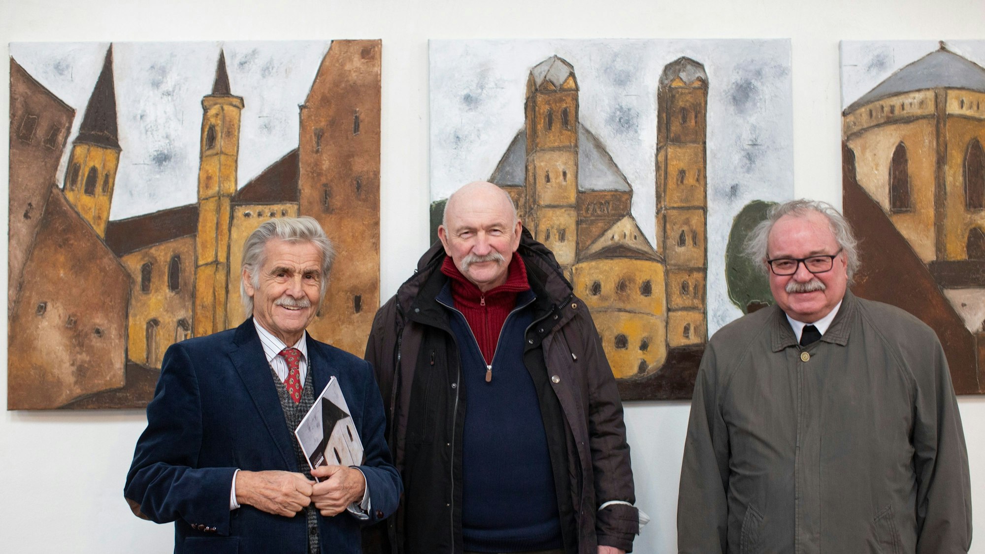 Maler Alexander Dettmar (M.) mit Prälat Josef Sauerborn (r.) und Helmut Haumann (l.) vom Förderverein.