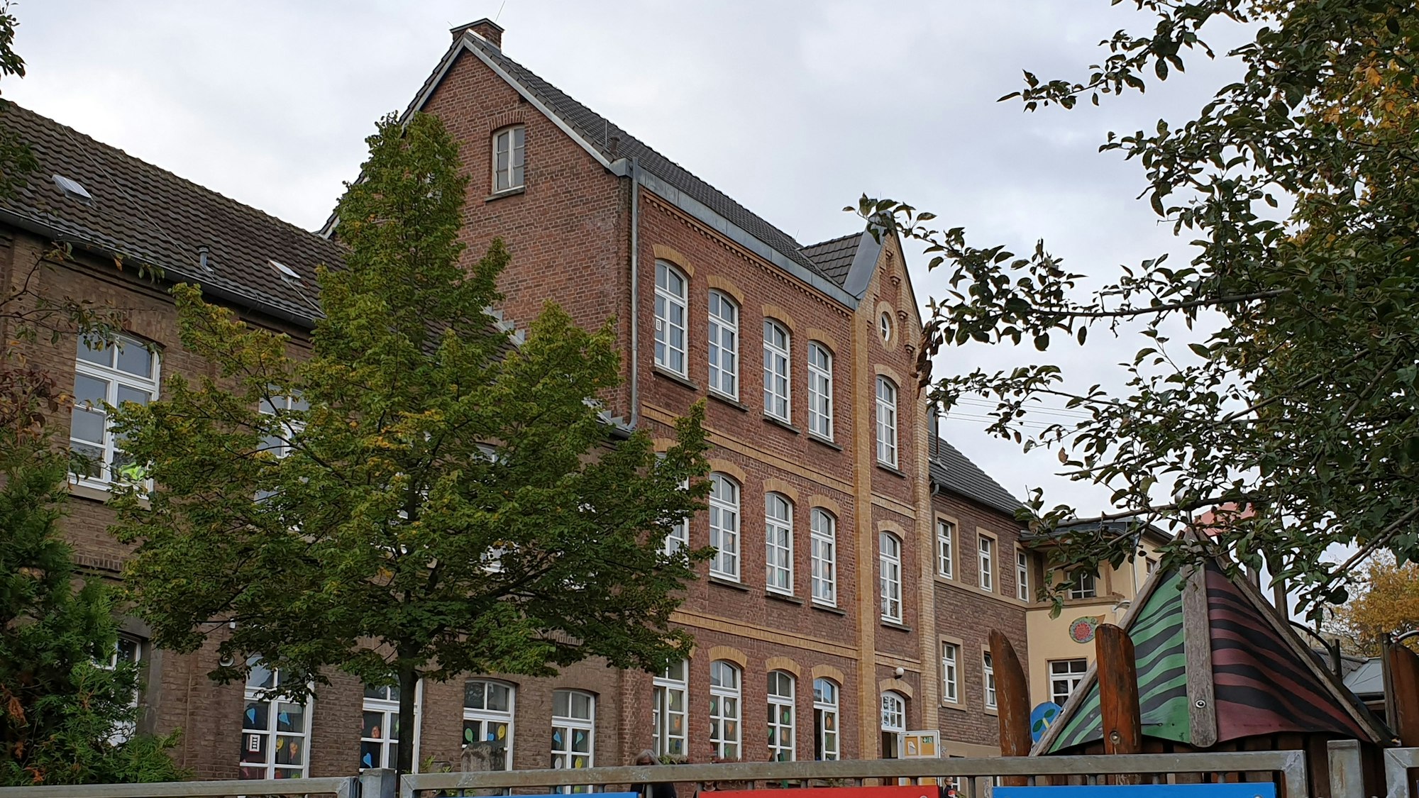 Die Grundschule in Hürth-Kendenich-Schild