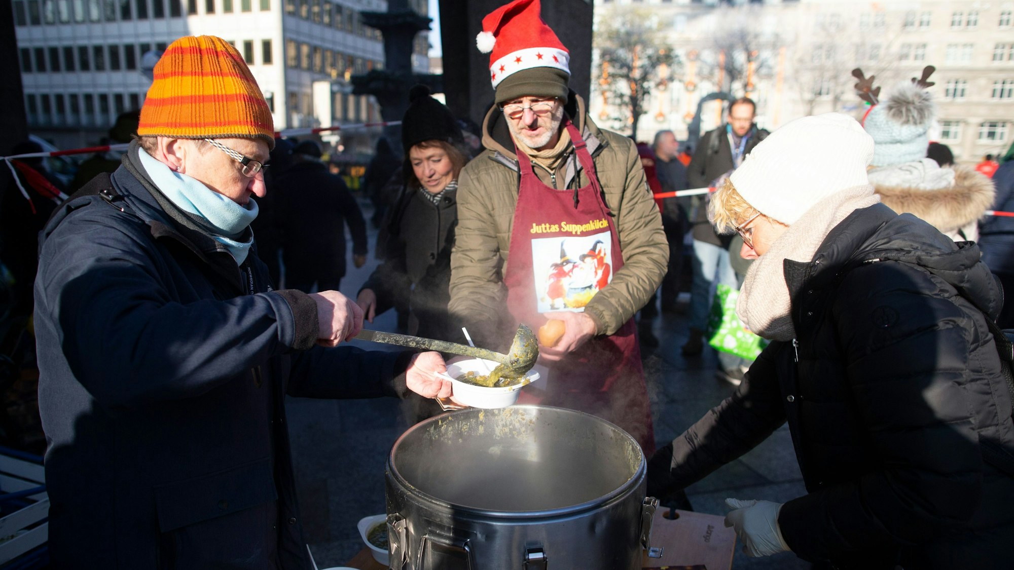 Eine warme Mahlzeit − nicht nur bei eisigen Temperaturen gibt es alle zwei Wochen Essen für Bedürftige am Dom.