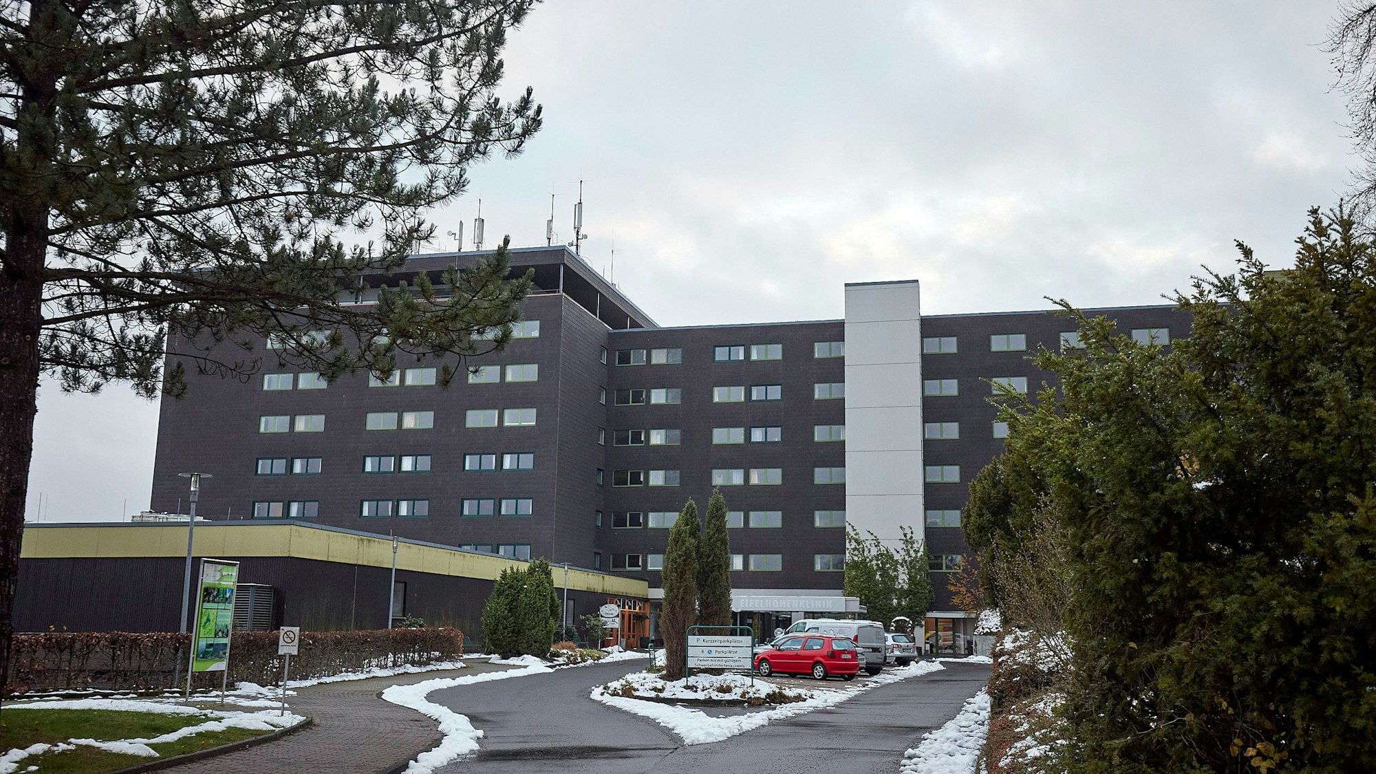 Die DRK bereitet mit Volldampf die ehemalige Eifelhöhen-Klinik als Unterkunft vor.