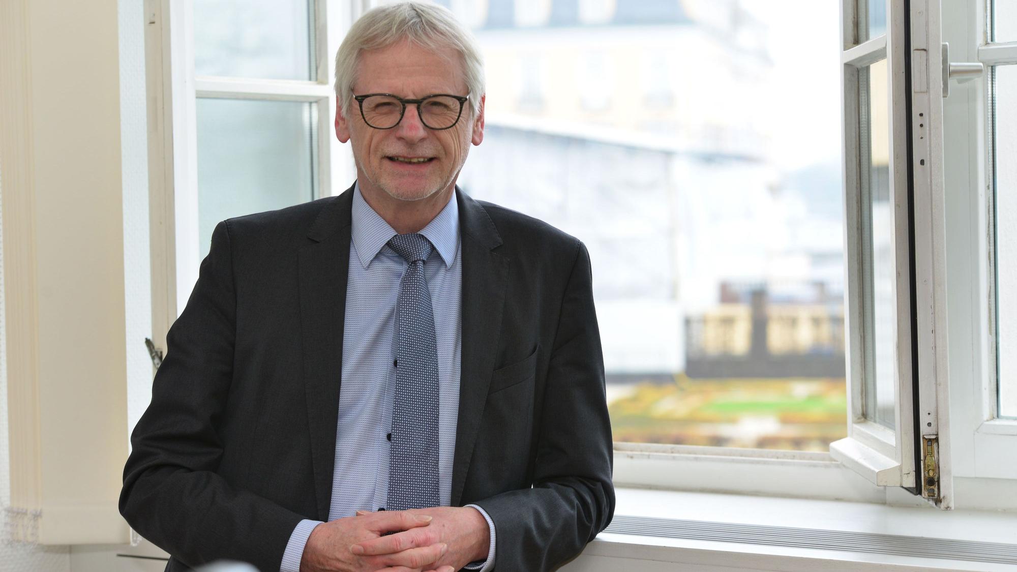 Brühls Bürgermeister Dieter Freytag steht am Fenster seines Amtszimmers im Brühler Rathaus.