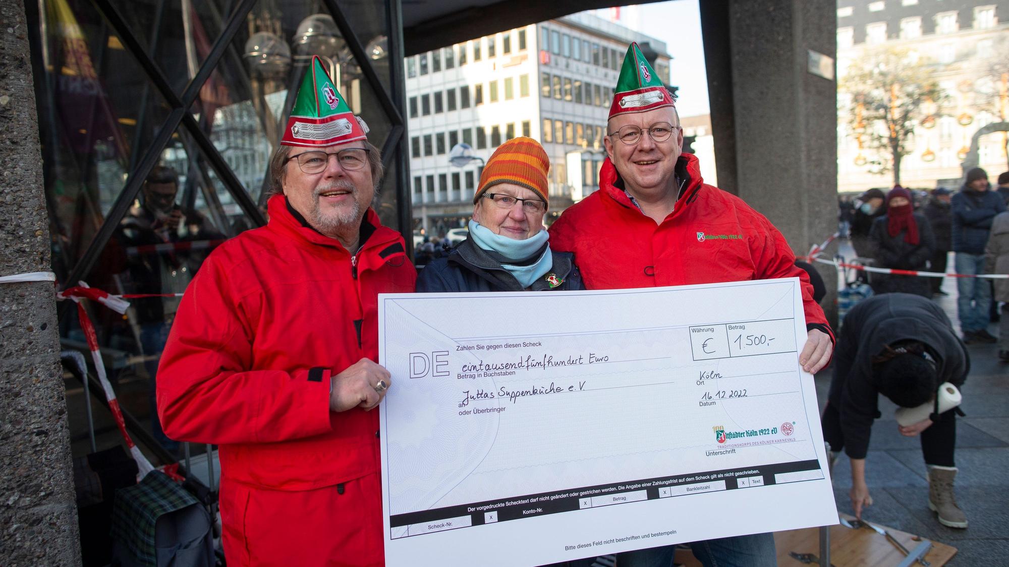 Die Altstädter haben eine Spende an Juttas Suppenküche übergeben: v.l. Heinz Wroblewski, Jutta Schulte, Michael Connemann