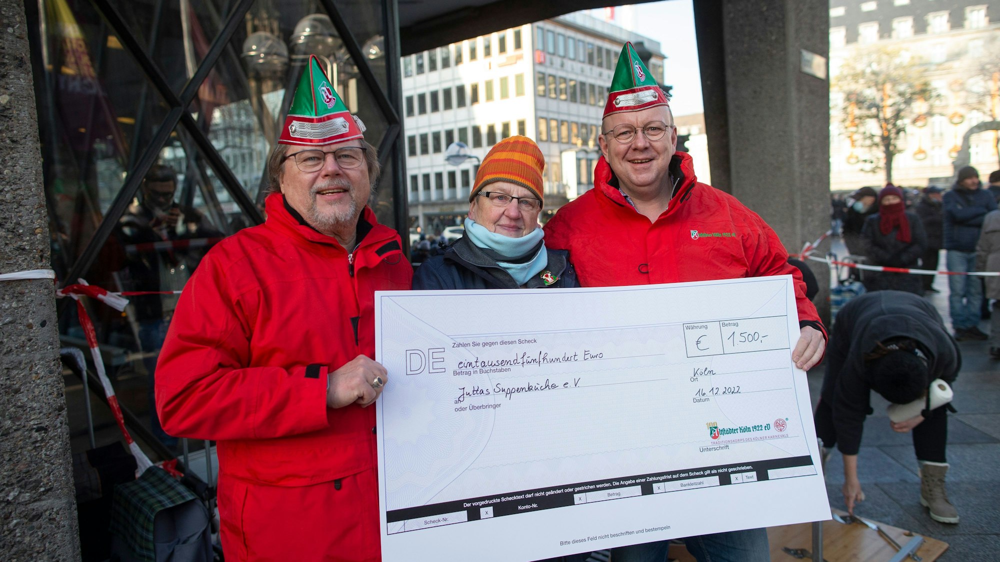 Die Altstädter haben eine Spende an Juttas Suppenküche übergeben: v.l. Heinz Wroblewski, Jutta Schulte, Michael Connemann