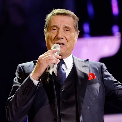 Udo Jürgens singt in ein Mikro.