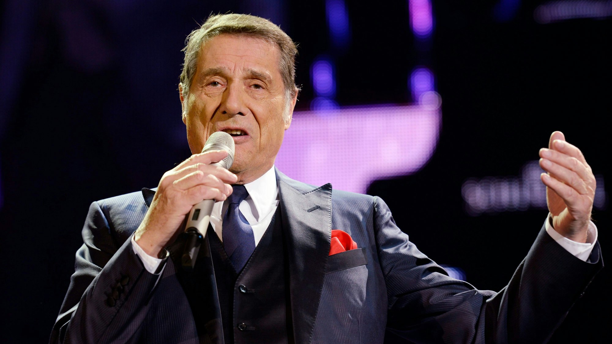 Udo Jürgens singt in ein Mikro.