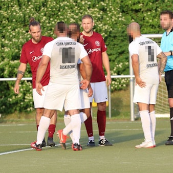 Dustin Oellers (l.) und sein Teamkollege Marcel Blum auf dem Spielfeld.
