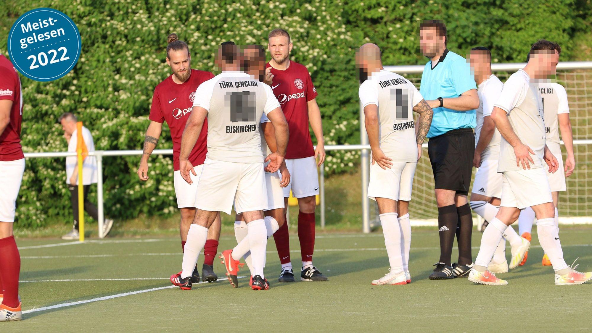 Dustin Oellers (l.) und sein Teamkollege Marcel Blum auf dem Spielfeld.
