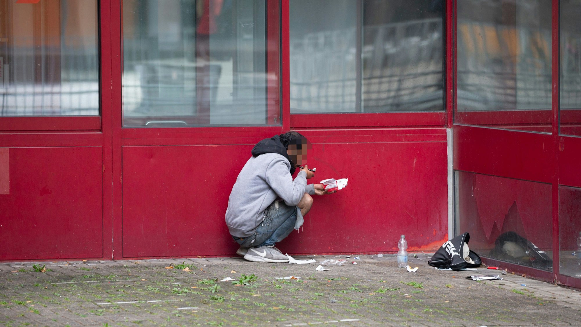 27.06.2022
Köln, NRW
Drogenkonsum in der Nähe des Neumarkts
Ein Konsument raucht seine Dosis.