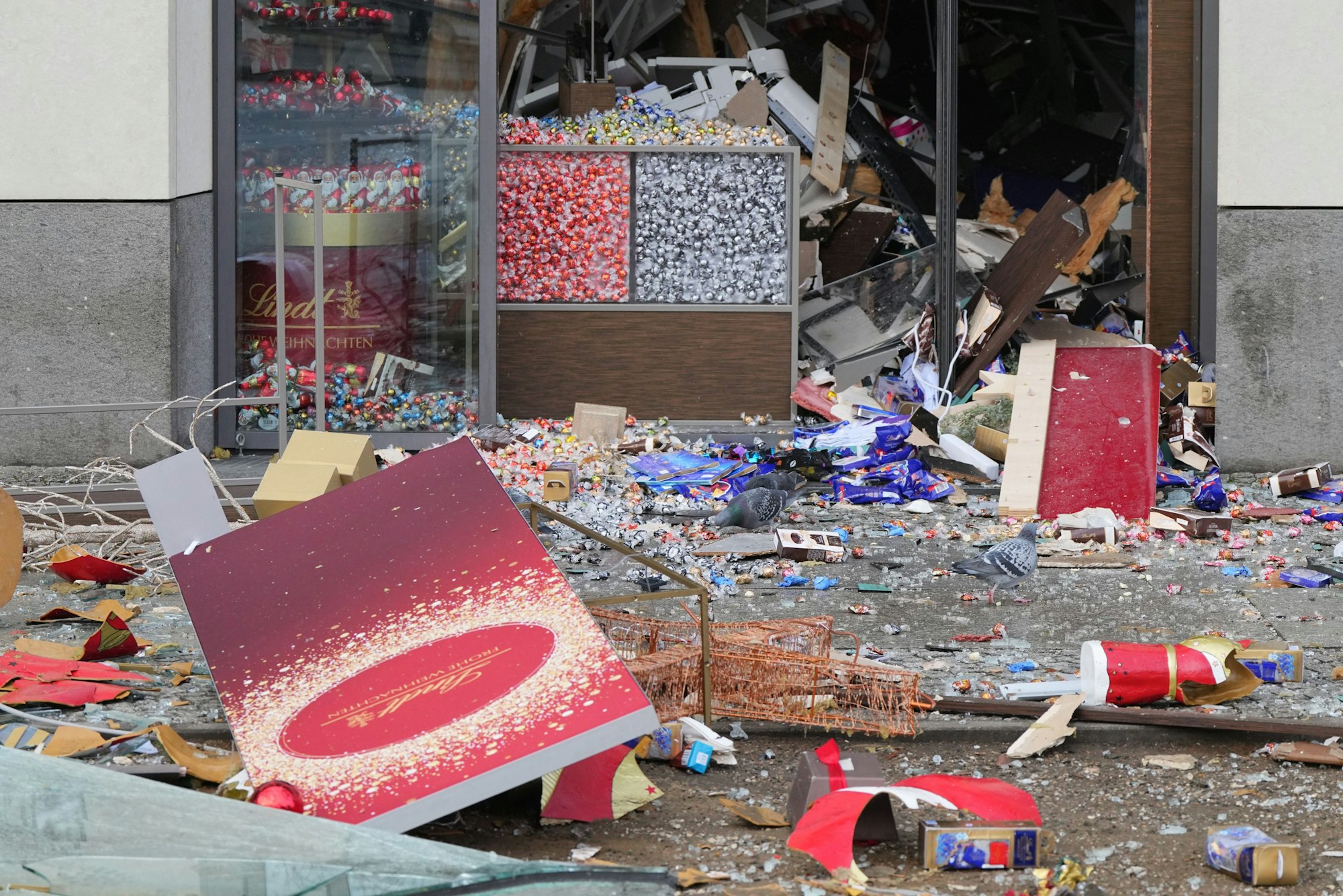 Trümmer liegen auf der Straße.