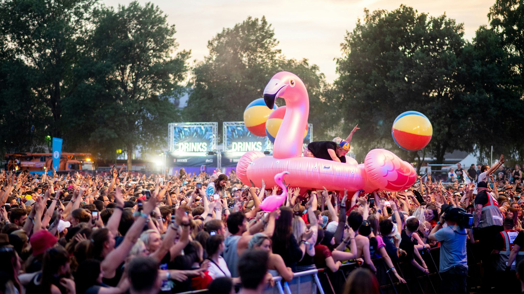 Zahlreiche Festivalbesucher feiern auf dem Hurricane Festival mit einem überdimensionalen Flamingo.