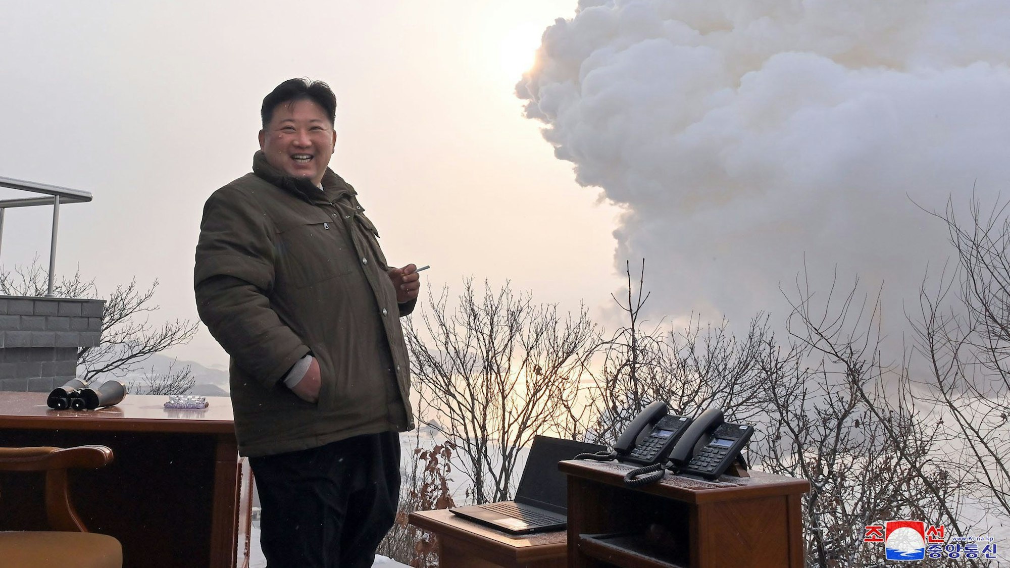 Die von der staatliche Nachrichtenagentur von Nordkorea KCNA (Korean Central News Agency) zur Verfügung gestellte Aufnahme zeigt Kim Jong Un (r), Machthaber in Nordkorea, beim lachen während des Bodentests eines Feststoffmotors für eine Rakete auf dem Sohae-Satellitenstartplatz in Cholsan in der Provinz Nord-Pyongan.