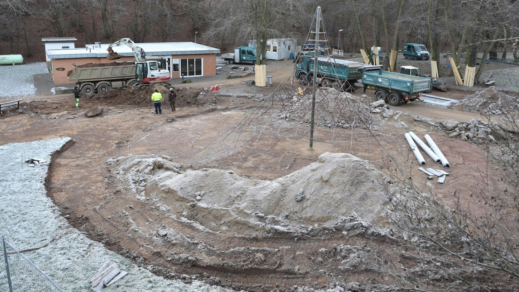 Baufahrzeuge stehen auf dem Spielplatz im Mühlenpark.