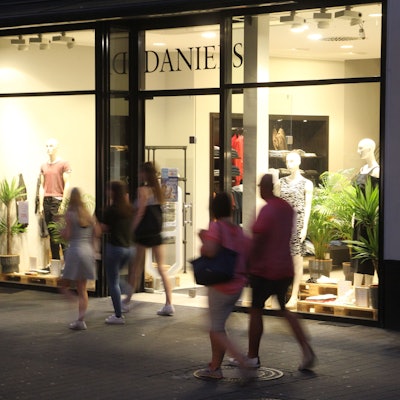 Fußgänger flanieren durch die Siegburger Innenstadt.