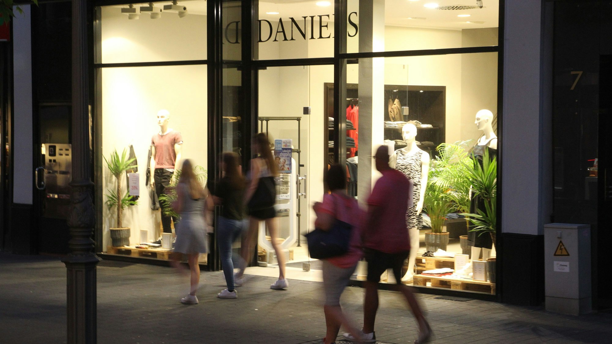 Fußgänger flanieren durch die Siegburger Innenstadt.