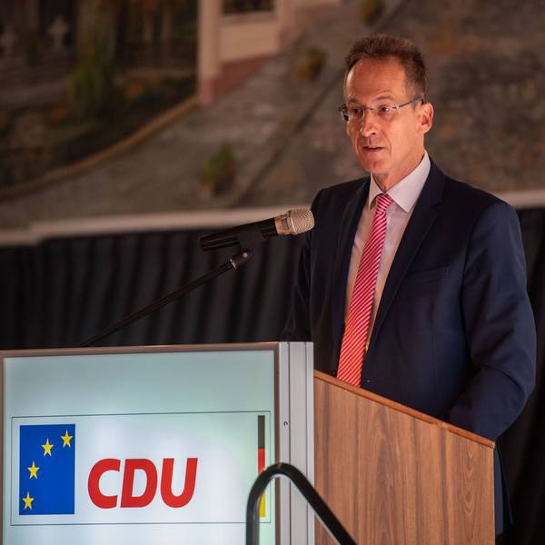 Detlef Seif hält eine Rede in Kommern im Kreis Euskirchen.