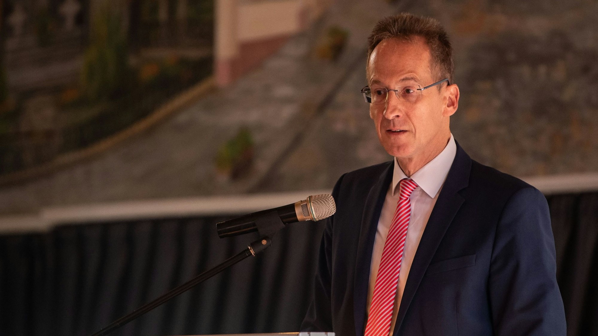 Detlef Seif hält eine Rede in Kommern im Kreis Euskirchen.