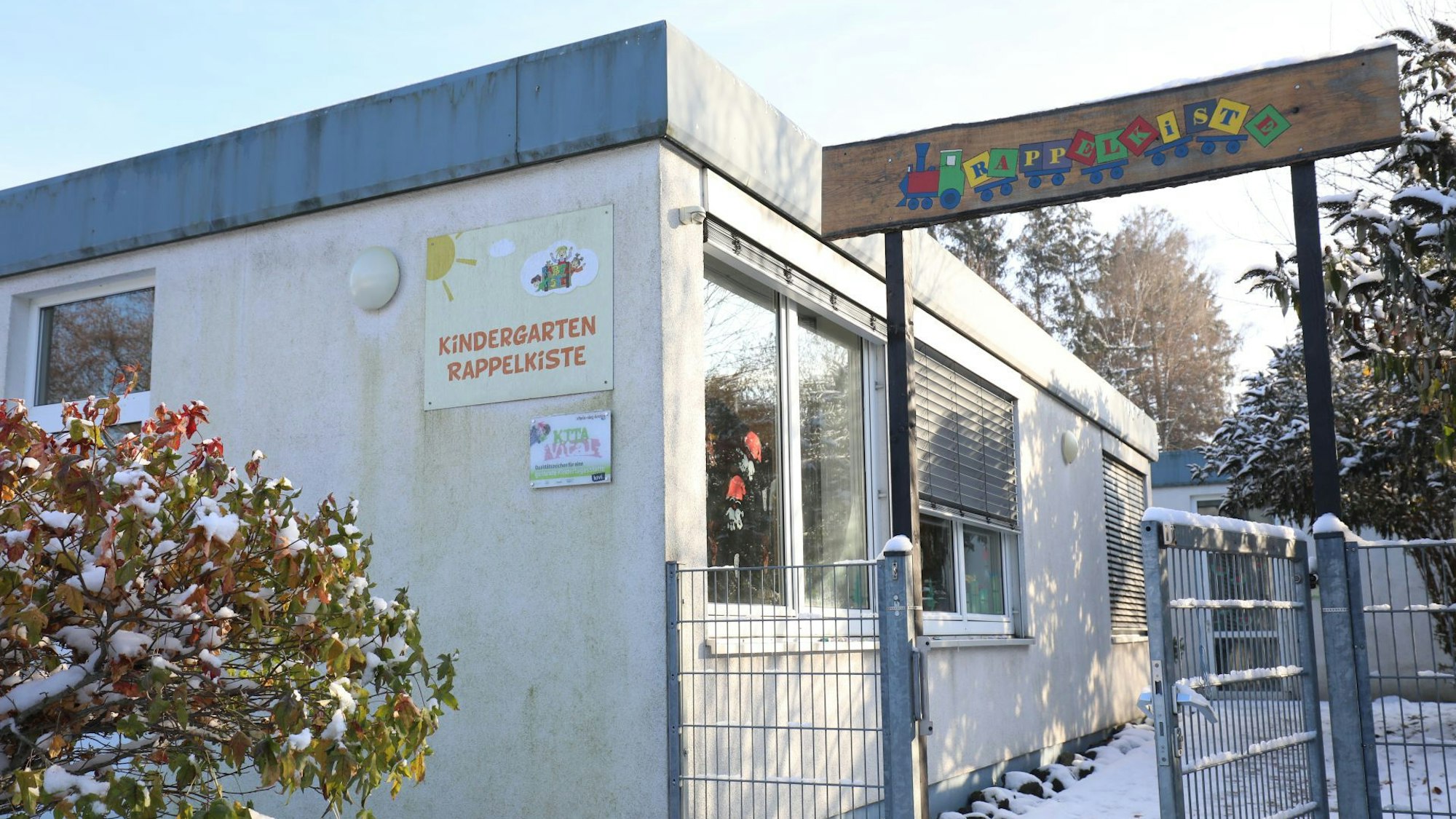 Ein Containerbau des Königswinterers Kindergartens Rappelkiste liegt im Schnee.