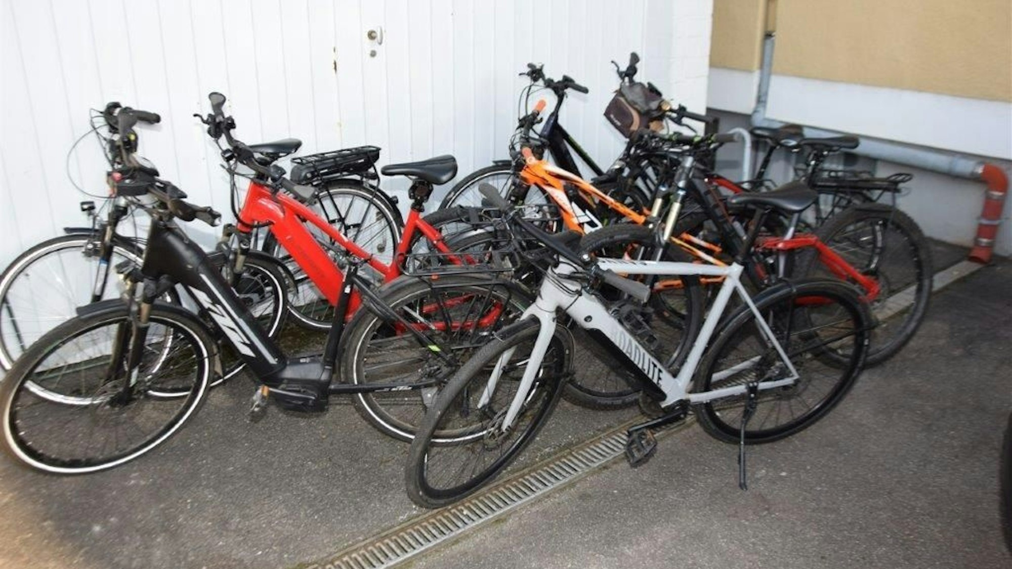 Mehrere sichergestellte E-Bikes sind auf dem Foto zu sehen. Die Polizei sucht noch nach ihren Besitzern. Offenbar hat nicht jeder den Diebstahl zur Anzeige gebracht.