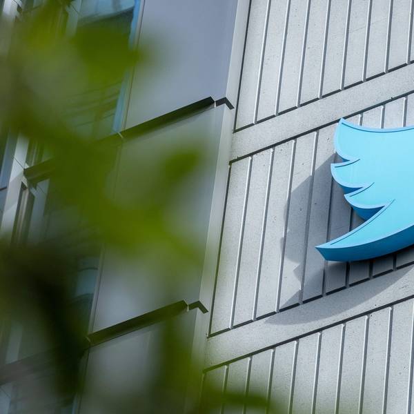 Das Twitter-Logo vor dem Hauptsitz in San Francisco, Kalifornien.