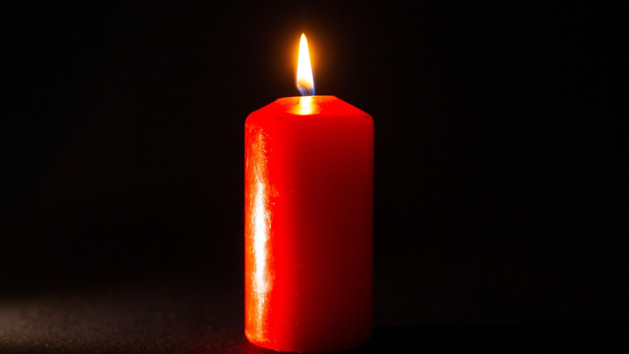 Diese Kerze gehört zu denen, die Gefängnisseelsorger Carsten Schraml an die Insassen verteilt. Es ist das einzige offene Feuer, das ihnen gestattet ist.