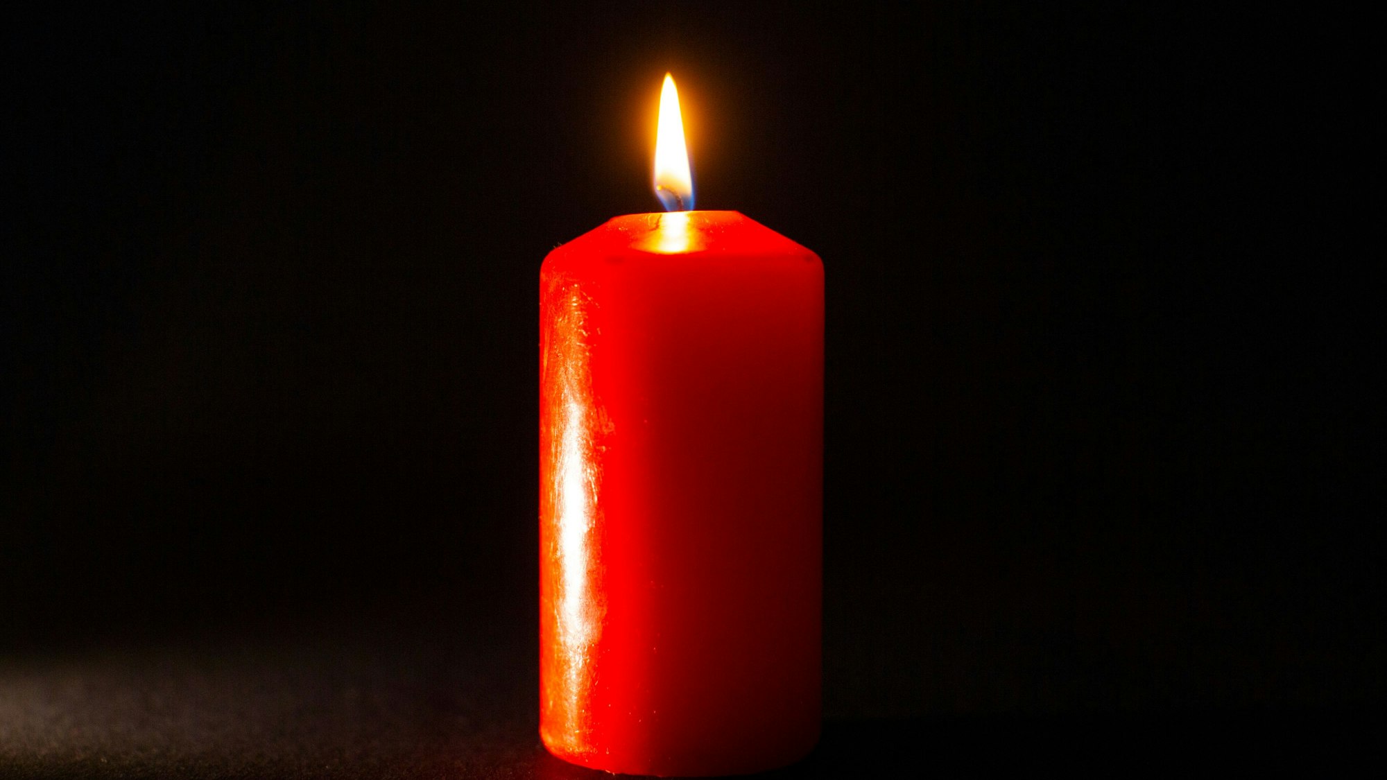 Diese Kerze gehört zu denen, die Gefängnisseelsorger Carsten Schraml an die Insassen verteilt. Es ist das einzige offene Feuer, das ihnen gestattet ist.