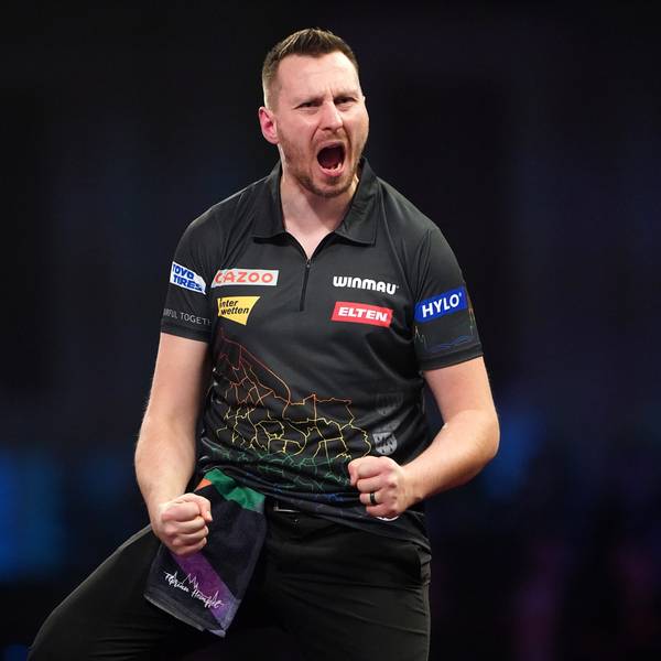 Kölner Darts-Profi Florian Hempel jubelt während der Darts-WM in London.