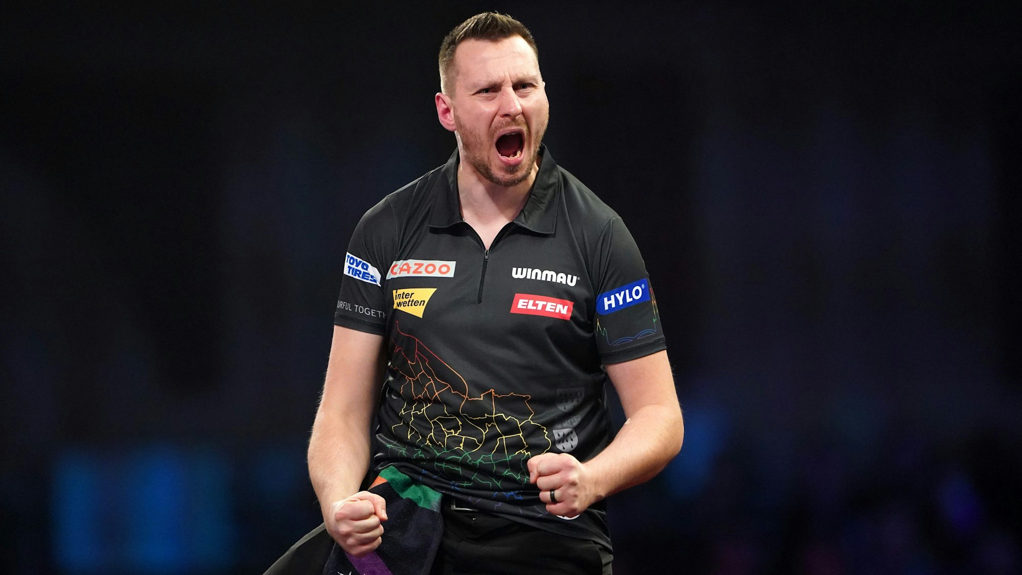Kölner Darts-Profi Florian Hempel jubelt während der Darts-WM in London.