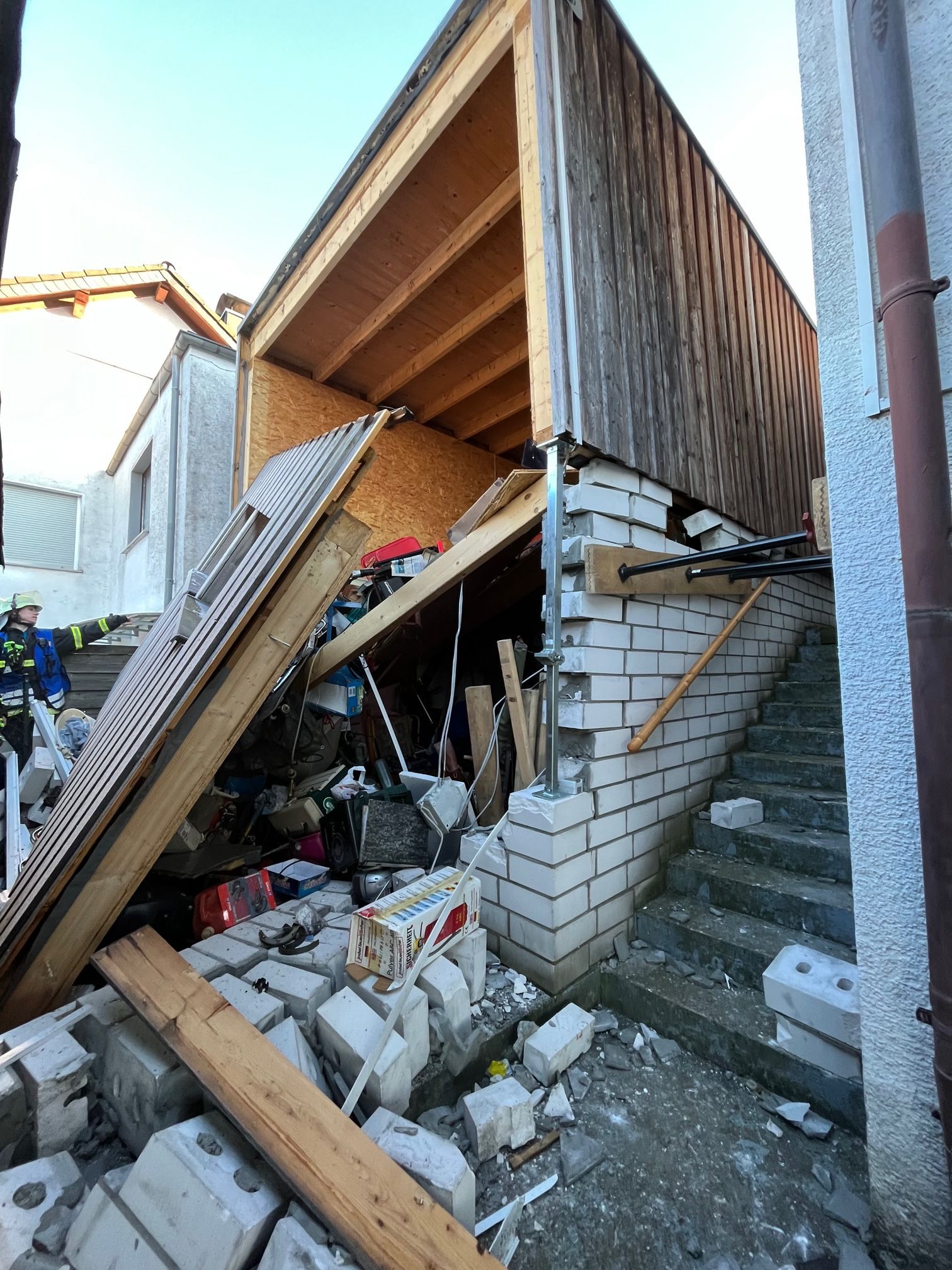 Es ist das beschädigte Carport zu sehen.