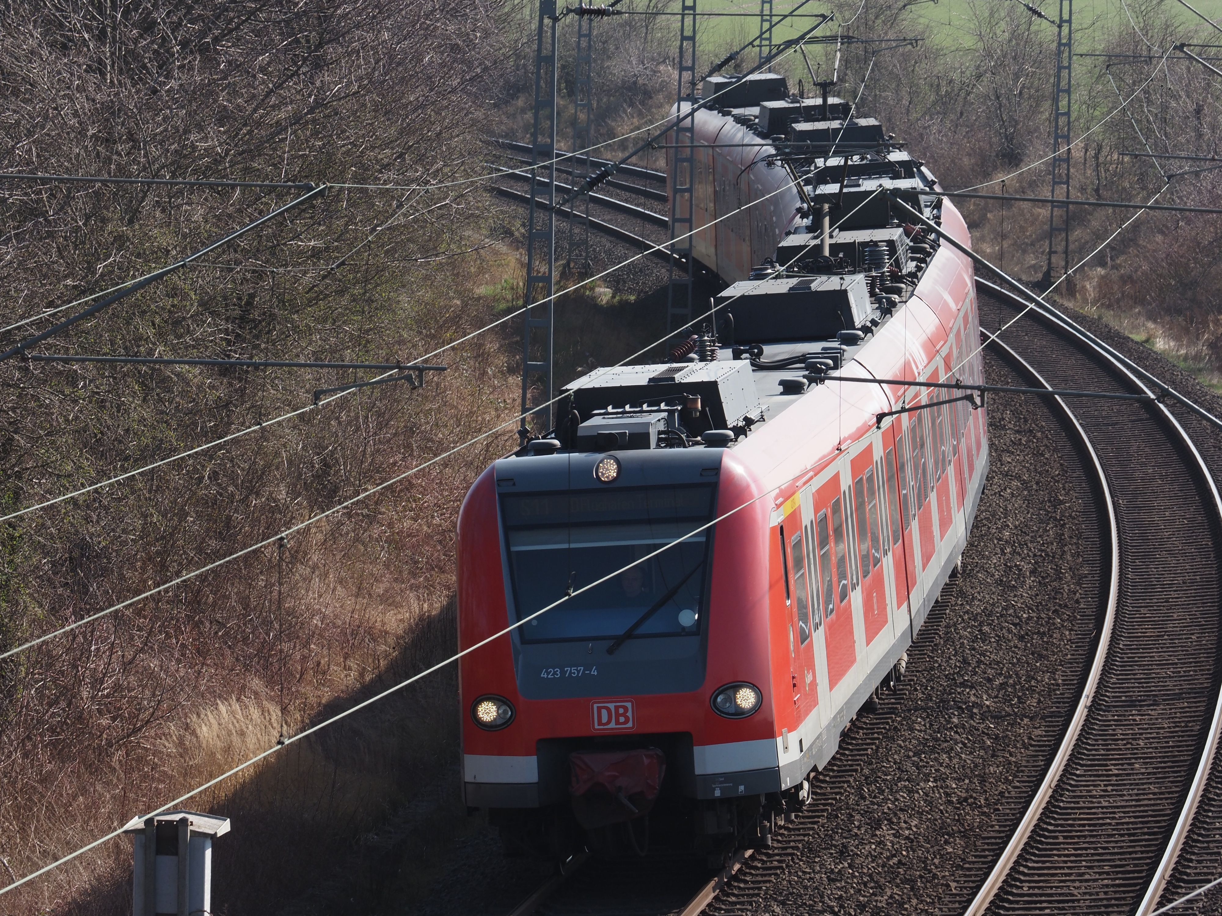 Es ist eine Bahn auf Schienen zu sehen.