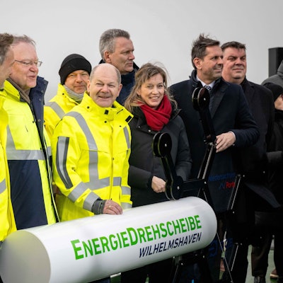 Christian Lindner (FDP, l-r), Bundesfinanzminister, Stephan Weil (SPD), Ministerpräsident von Niedersachsen, Robert Habeck (Bündnis 90/Die Grünen), Bundeskanzler Olaf Scholz (SPD) und Siemtje Möller, SPD besuchen das Spezialschiff «Höegh Esperanza» während der Eröffnung des LNG-Terminals in Wilhelmshaven.